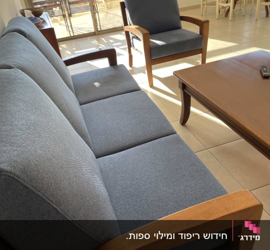 תמונה של סלון עם ספה וכורסה